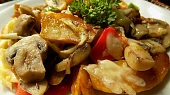 Zapečené (předem pečené) brambory se slaninou a žampiony
