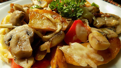 Zapečené (předem pečené) brambory se slaninou a žampiony