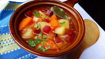 Zeleninová polévka na způsob boršče