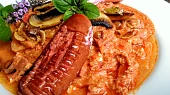 Barevná  zeleninová směs z paprik, rajčat, žampionů a ředkviček (à la lečo)