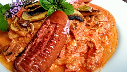 Barevná  zeleninová směs z paprik, rajčat, žampionů a ředkviček (à la lečo)