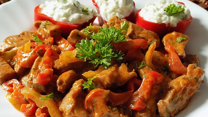 Chilli nudličky z krkovice s tzatziki