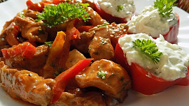 Chilli nudličky z krkovice s tzatziki