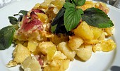 Cibulové  brambory a  gnocchi se slaninou,  zapečené  s majolkou a jemným sýrem