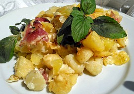 Cibulové  brambory a  gnocchi se slaninou,  zapečené  s majolkou a jemným sýrem