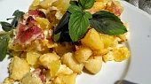 Cibulové  brambory a  gnocchi se slaninou,  zapečené  s majolkou a jemným sýrem