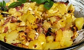 Cibulové  brambory a  gnocchi se slaninou,  zapečené  s majolkou a jemným sýrem