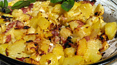 Cibulové  brambory a  gnocchi se slaninou,  zapečené  s majolkou a jemným sýrem
