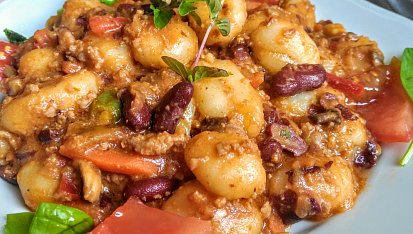 Gnocchi s mletým masem a zeleninou z jedné pánve