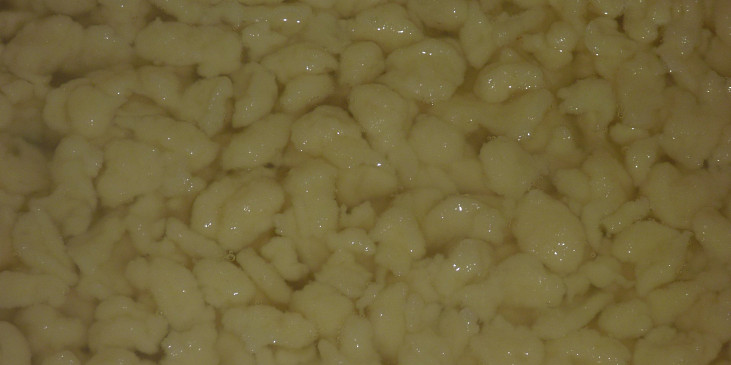 Halušky se smetanou a sýrem (po vyplávaní vyberieme z vody)