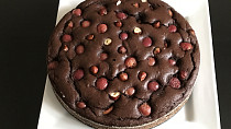 Kakaový koláč s třešněmi