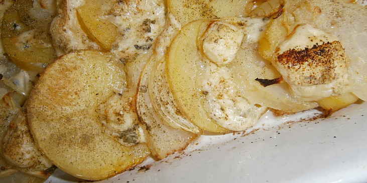 Zapečené kedlubny a brambory s plísňovým sýrem.