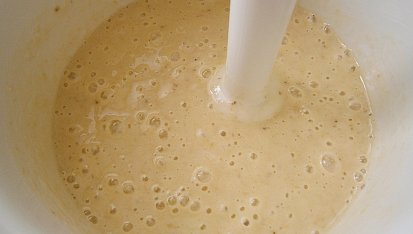Kokosové palačinky s banánem, Banány a podmáslí rozmixujeme