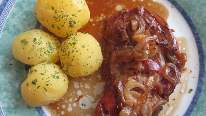 Krkovička s česnekem a slaninou na černém pivu