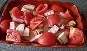 Kuřecí stehna na rajčatech s anglickou slaninou (může se péct v pokáčku)