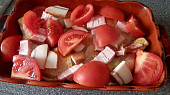 Kuřecí stehna na rajčatech s anglickou slaninou, může se péct v pokáčku