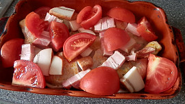 Kuřecí stehna na rajčatech s anglickou slaninou