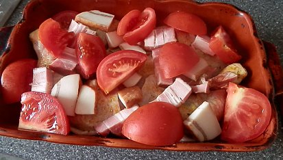 Kuřecí stehna na rajčatech s anglickou slaninou, může se péct v pokáčku