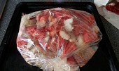 Kuřecí stehna na rajčatech s anglickou slaninou, nebo v pečící folii