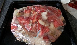 Kuřecí stehna na rajčatech s anglickou slaninou