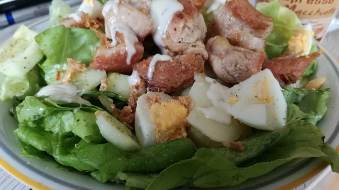 Letní salát s vejcem a křupavým krůtím masem, Letni salat s vejci a opecenym krutim masem