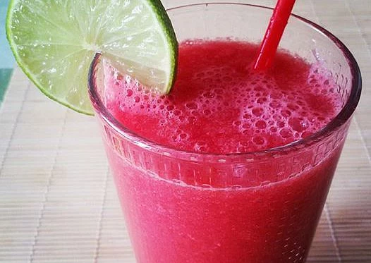 Melounové smoothie se zázvorem a limetkou