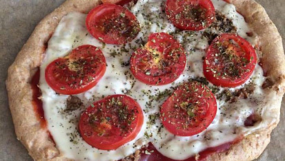 Pizza z tvarohového těsta