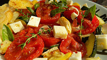 Salát z pečených rajčat a cuket