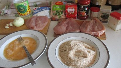 Sýrová kuřecí prsa v marinádě s těstovinami