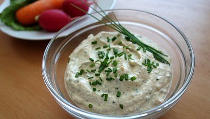 Tofu pomazánka se zeleným mojo kořením a pažitkou