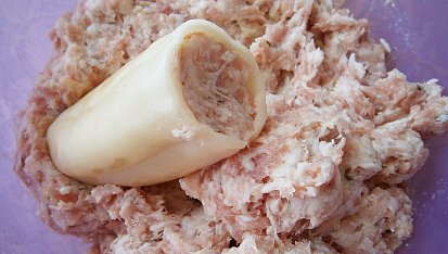 Vepřovo- sýrová sekaná a plněné papriky, z jednoho pekáčku, Masovo sýrovou směsí naplníme lusky