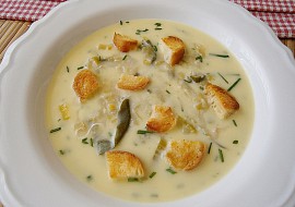 Cuketová polévka s pórkem a sýrem
