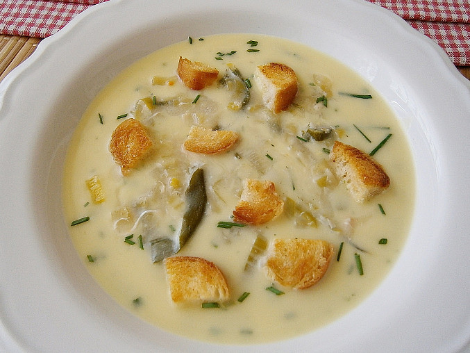 Cuketová polévka s pórkem a sýrem
