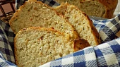 Cuketový chléb se smaženou cibulí a pivem