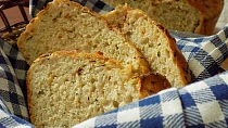 Cuketový chléb se smaženou cibulí a pivem
