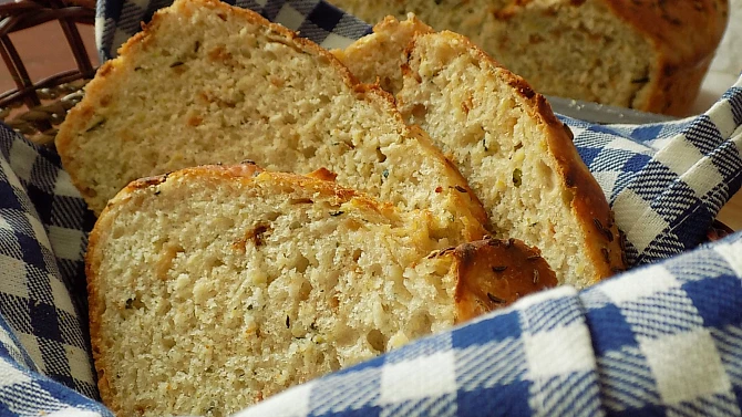 Cuketový chléb se smaženou cibulí a pivem