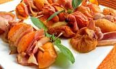Grilované meruňkové špízy se slaninou