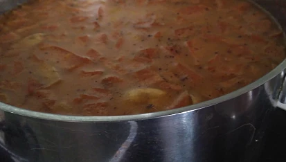 Guláš ze zelených pálivých paprik, uzeniny, brambor a žampionů