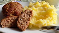 Karbanátky s rajčaty a koprem
