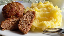 Karbanátky s rajčaty a koprem