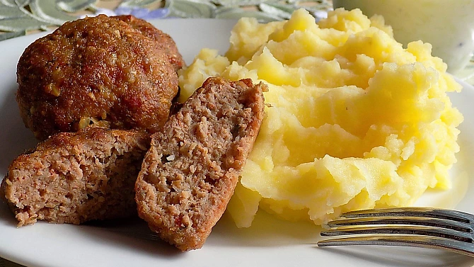 Karbanátky s rajčaty a koprem