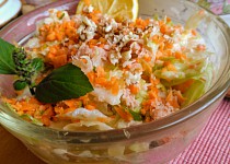 Svěží ledový salát se šunkou, mrkví, kefírem a oříšky