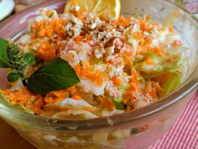 Svěží ledový salát se šunkou, mrkví, kefírem a oříšky