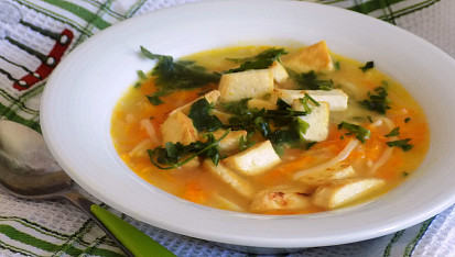 Nudlová polévka s tofu