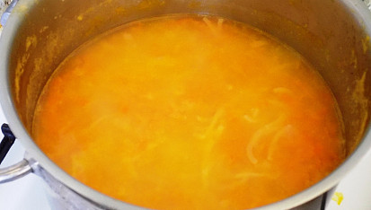 Nudlová polévka s tofu