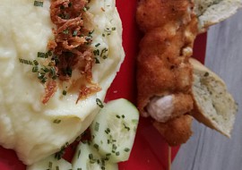Obalovaný  špiz se sýrem a kuřecím masem s bramborovou kaší