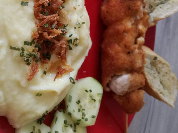 Obalovaný  špiz se sýrem a kuřecím masem s bramborovou kaší, Bramborová kaše s obalovanym spizem