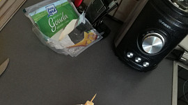 Obalovaný  špiz se sýrem a kuřecím masem s bramborovou kaší