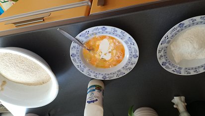 Obalovaný  špiz se sýrem a kuřecím masem s bramborovou kaší