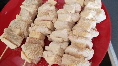 Obalovaný  špiz se sýrem a kuřecím masem s bramborovou kaší